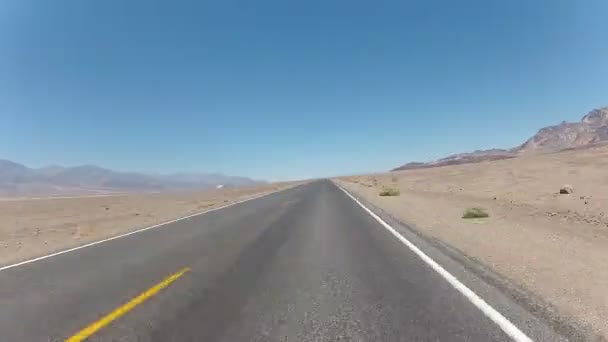 Voiture rapide sur une route de campagne — Video