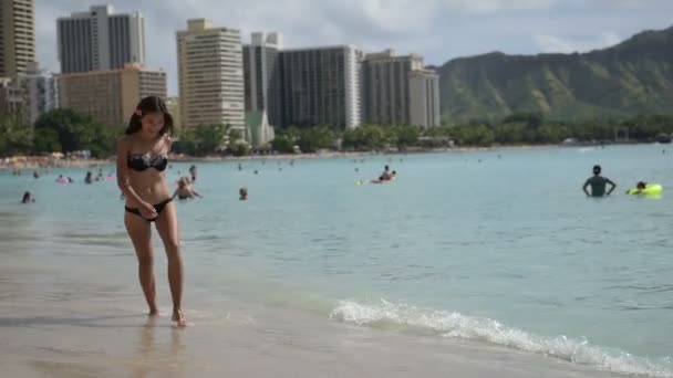 Frau im Bikini geht auf Waikiki — Stockvideo