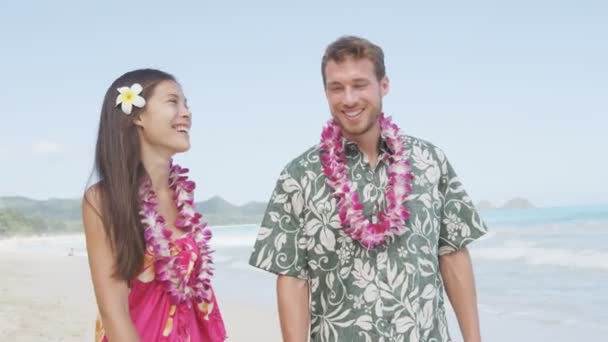 Paar praten tijdens het wandelen op strand — Stockvideo