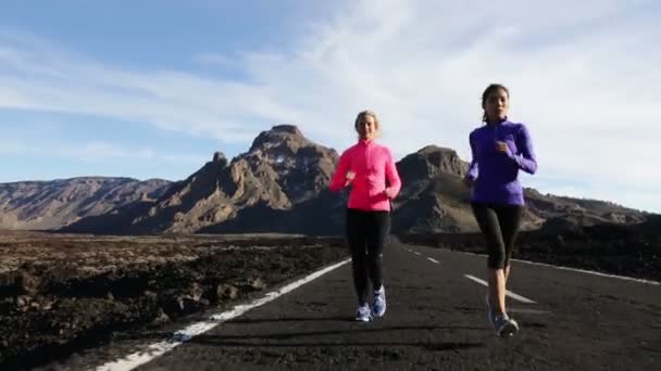 Women jogging together on mountain road — Stock Footage Women jogging together on mountain road Stock Video