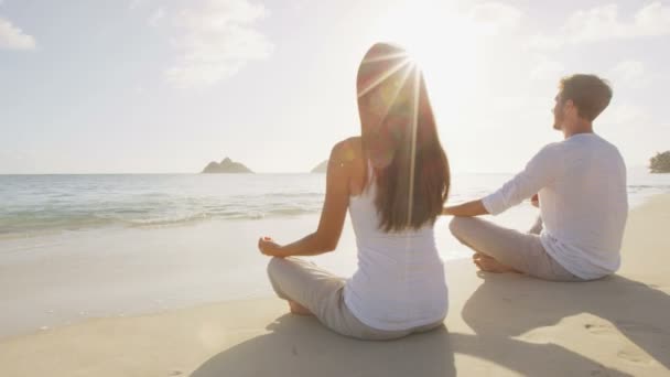Люди медитують в позі лотоса — стокове відео