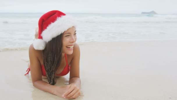 Wanita perjalanan mengenakan topi Santa — Stok Video
