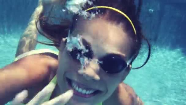 Young woman swimming in pool — Stock Video