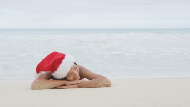海滩女人在圣诞老人的帽子 — 图库视频影像