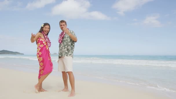 Playa pareja diciendo bienvenida y ven — Vídeo de stock