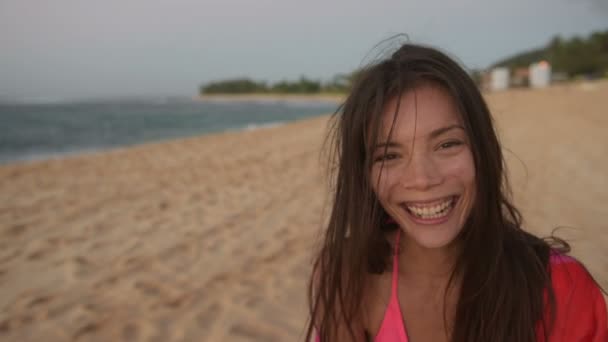 Femme enveloppée dans une serviette debout dans la plage — Video