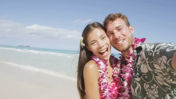 Pár a strandon figyelembe selfie fotó — Stock videók