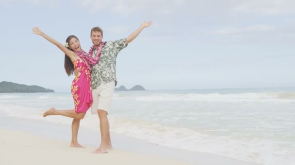 Szórakozás a strandon pár — Stock videók