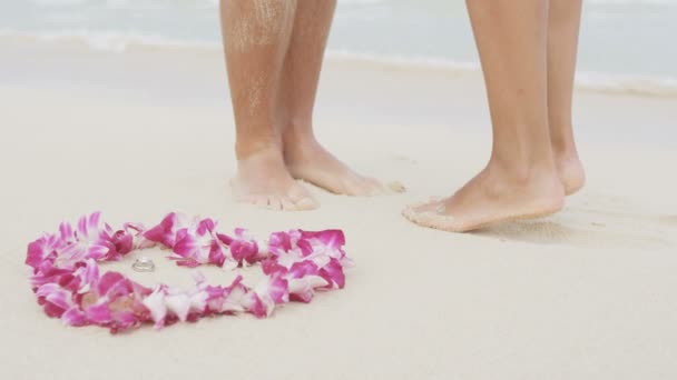 Просто женатая пара целуется на пляже — стоковое видео