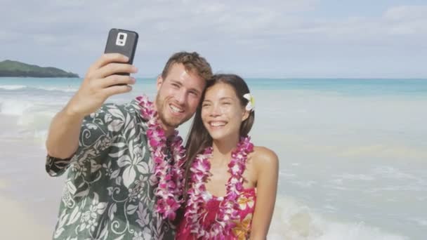 Pareja en la playa tomando foto selfie — Vídeos de Stock