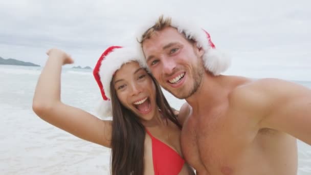 Paar selfie foto op strand — Stockvideo