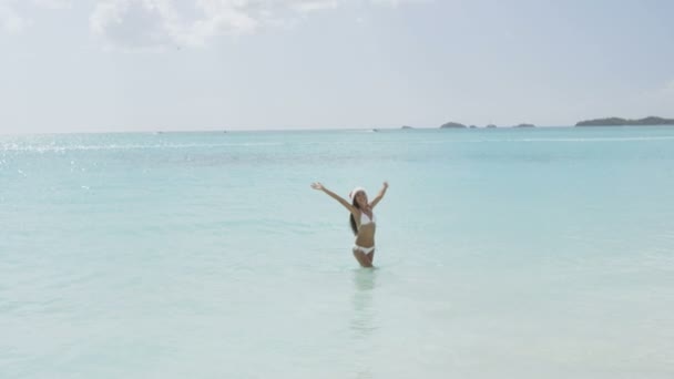 Beach girl in santa hat on travel — Stock Video