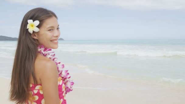 Žena na pláži s úsměvem — Stock video
