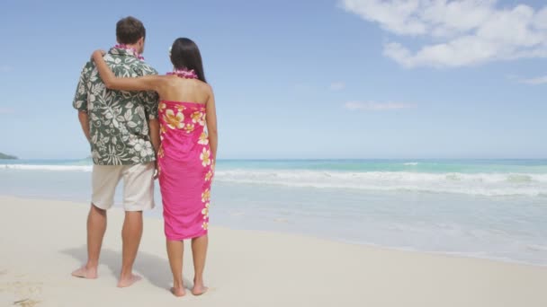 Par i Aloha kläder på stranden — Stockvideo