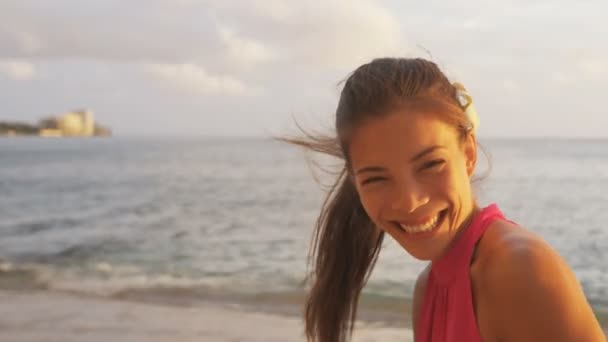 Женщина улыбается смеясь над Вайкики Гавайи — стоковое видео