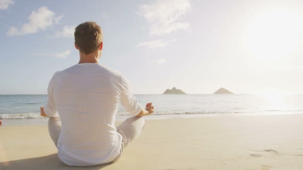 Yoga people meditating on beach — 비디오