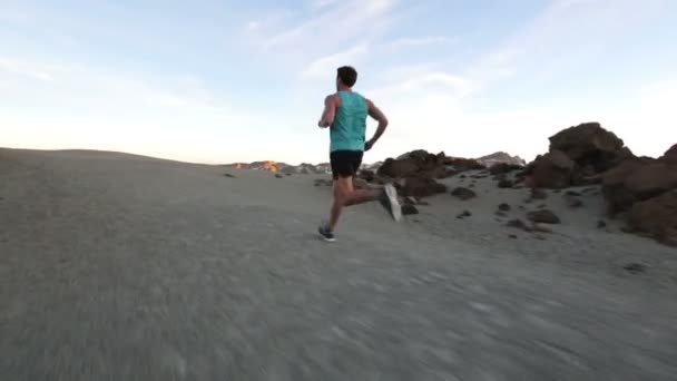 Corredor masculino entrenamiento al aire libre — Vídeos de Stock