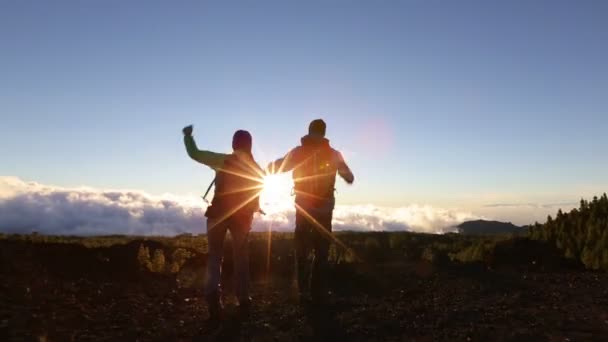 Туристы веселятся на закате — стоковое видео
