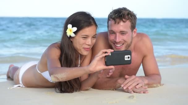 夏のビーチで楽しいを持っているカップル — ストック動画