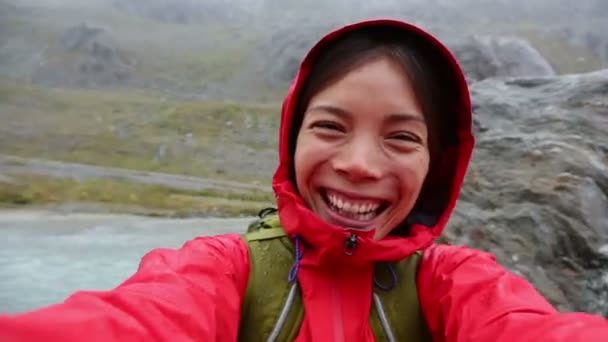 Excursionista tomando selfie utilizando aplicación en el teléfono inteligente — Vídeos de Stock