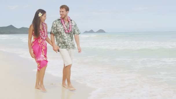 Pareja feliz en vacaciones en Hawaii — Vídeos de Stock