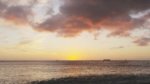 Ηλιοβασίλεμα στην παραλία Waikiki — Αρχείο Βίντεο