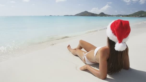 Kvinna som bär santa hatt och bikini — Stockvideo