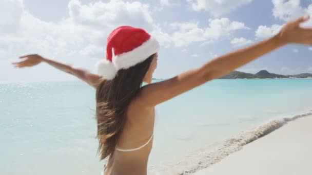 Praia menina em santa chapéu se divertindo — Vídeo de Stock