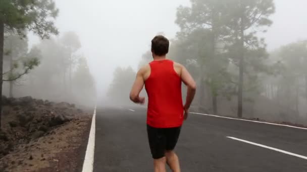 Atleta masculino correndo na estrada da montanha — Vídeo de Stock