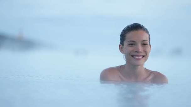 Woman relaxing in hot spring pool — Stock Video