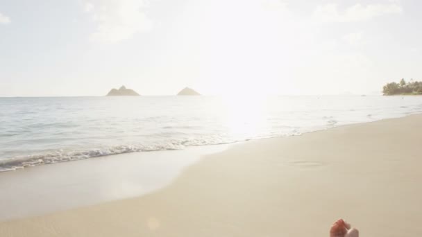 Pessoas meditando em lótus posar na praia — Vídeo de Stock