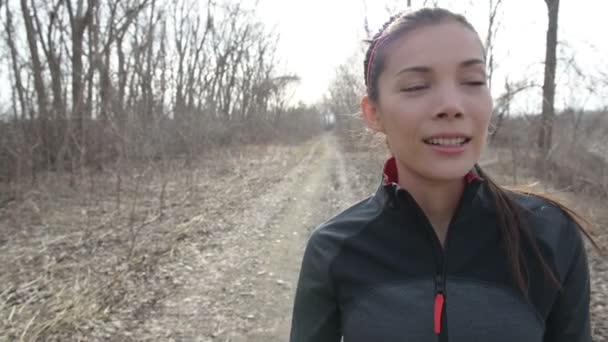 Молодая женщина бежит — стоковое видео