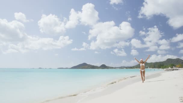 Chica de playa en santa hat running — Vídeos de Stock