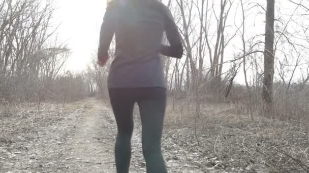 Mujer joven corriendo — Vídeos de Stock