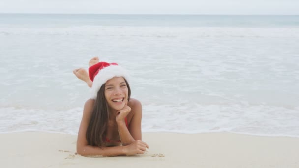 Жінка розслабляється під час зимового пляжу — стокове відео