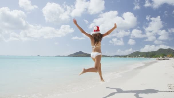 海滩女孩在圣诞老人的帽子跳 — 图库视频影像