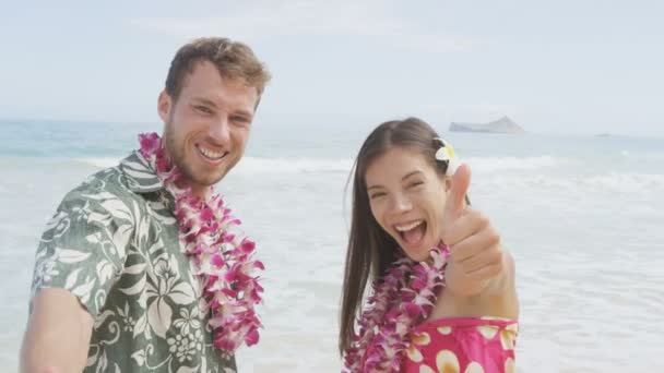 Spiaggia coppia mostrando pollici su — Video Stock