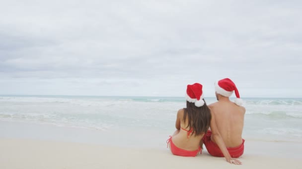 Casal de Natal relaxante na praia — Vídeo de Stock