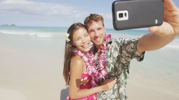 Op het strand nemen selfie (echt) paar — Stockvideo