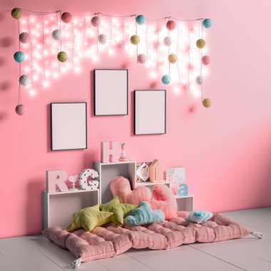 Çocuk odasında üç fotoğraf çerçevesi, 3 boyutlu tasarım, pembe duvar ve süs ışıkları asılı.
