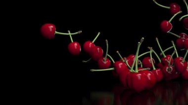 Siyah arka planda yavaş çekimde kiraz çileklerinin animasyonu