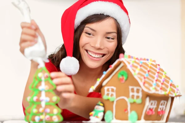 Meisje maken peperkoek huis — Stockfoto