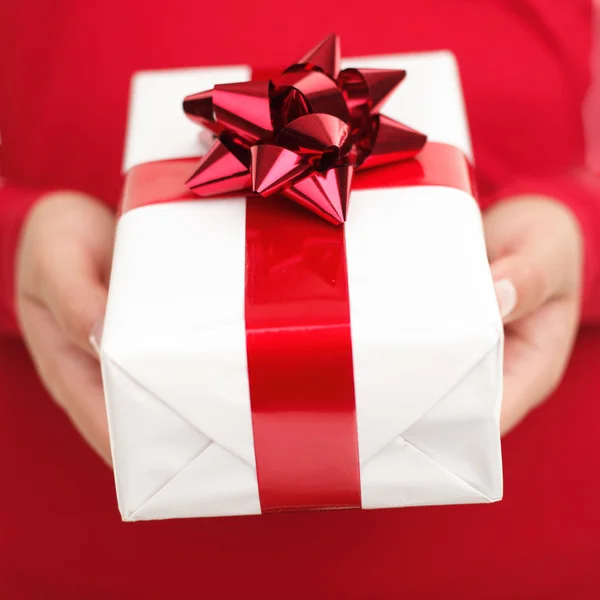 Mujer sosteniendo regalo de San Valentín — Foto de Stock