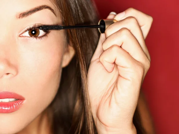 Frau schminkt sich mit Mascara — Stockfoto