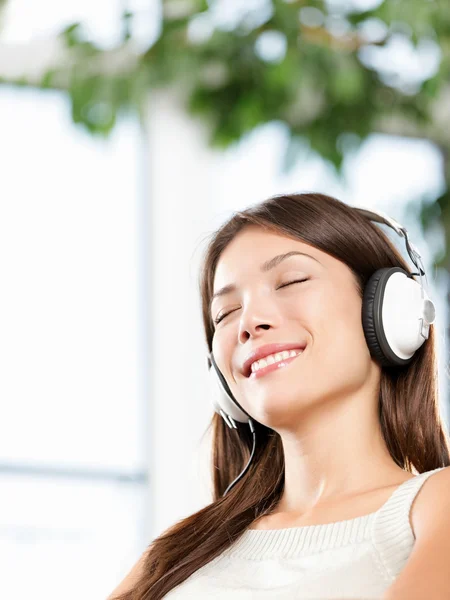 Kulaklıkla müzik dinleyen bir kadın — Stok fotoğraf