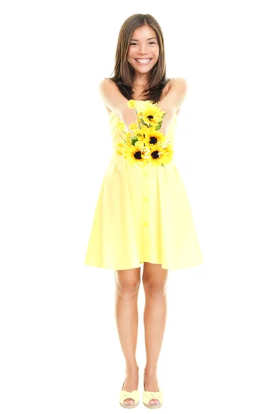 Frau in gelbem Kleid mit Blumen — Stockfoto