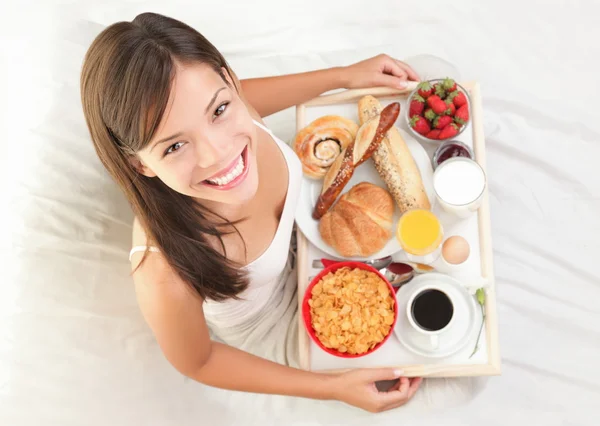 Vrouw ontbijten op bed — Stockfoto