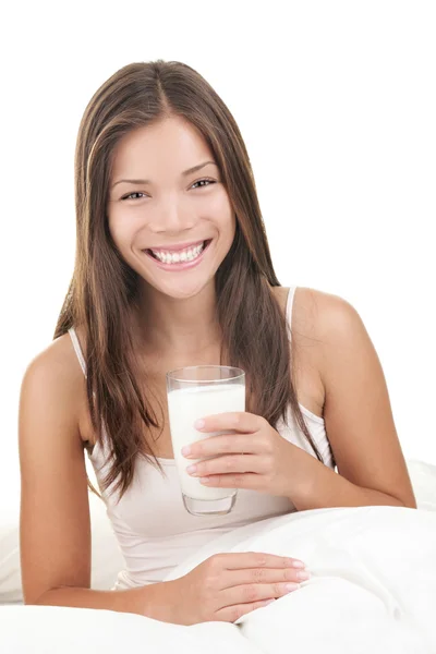 Frau hält Glas Milch Stockbild