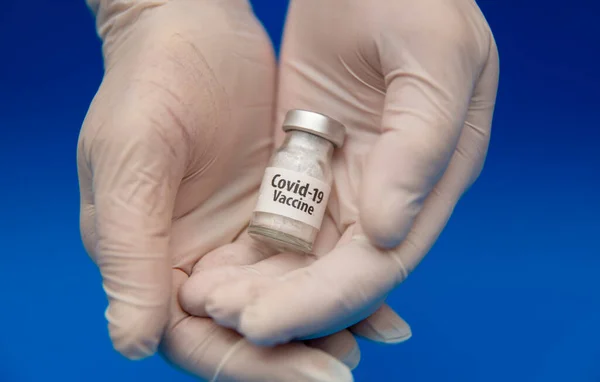 救済の希望を持つ医師は 作られたコロナウイルスのための新しいワクチンを保持しています — ストック写真
