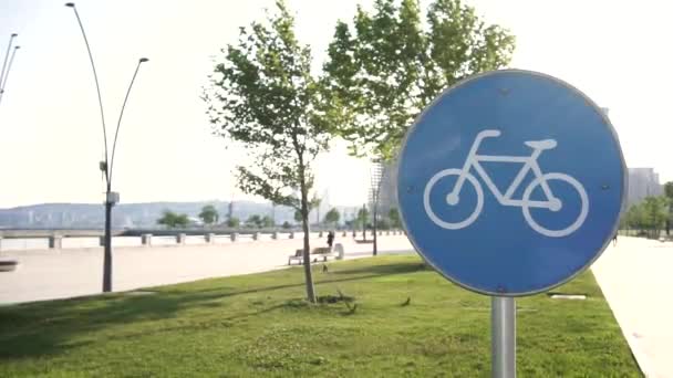 Percorso Ciclabile Segno Una Strada Della Città Con Alberi Cielo — Video Stock